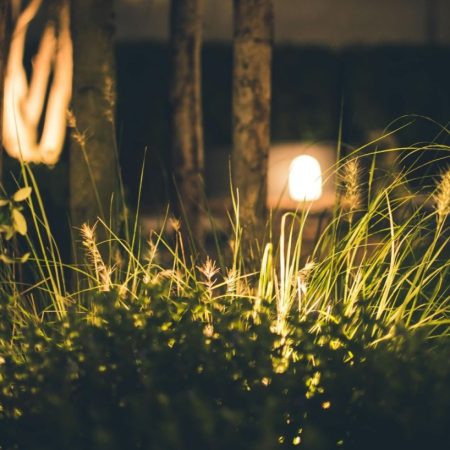 4 idėjos, kaip sukurti patrauklių kiemo apšvietimą