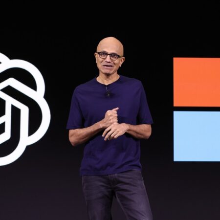 Kai „Microsoft“ palieka savo stebėtojo vietą, „OpenAI“ teigia, kad daugiau stebėtojų nebeturės