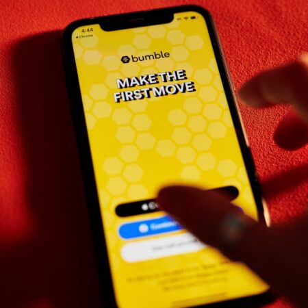 Tyrėjai teigia, kad „Bumble“ ir „Hinge“ leido persekiotojams tiksliai nustatyti naudotojų buvimo vietą iki 2 metrų gylio