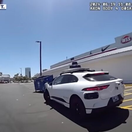 „Waymo robotaxi“ sustojo Finikso policija, kai išvažiavo į ne tą eismo juostą
