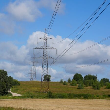 „Litgrid“ rekonstruos 330 kV elektros perdavimo liniją Tytuvėnai–Kaunas