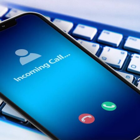 Kaip peradresuoti skambučius „Android“ ir „iPhone“?